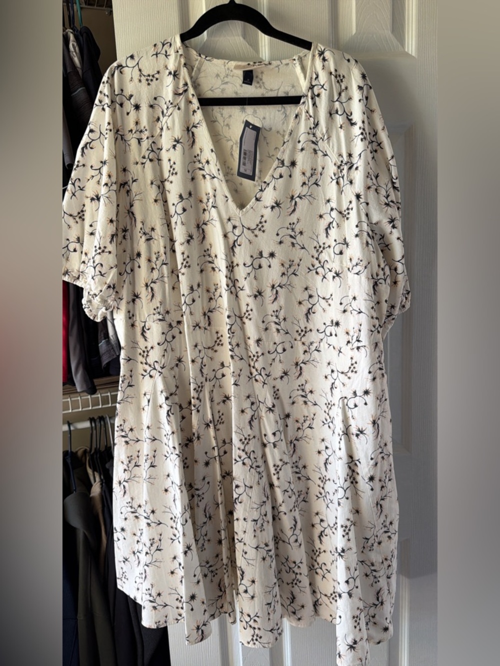 Universal Thread Cream Floral V-Neck Short Sleeve Tunic